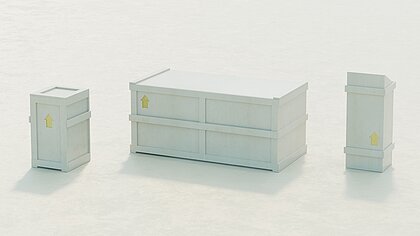 Entwurf von Altar, Ambo und Taufstein aus Sandstein in der Form von Transportkisten mit jeweils einem nach oben zeigenden, goldenen Pfeil. 