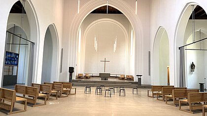 Blick auf den Chorraum und Altar in der Jungen Kirche Sankt Nikolaus