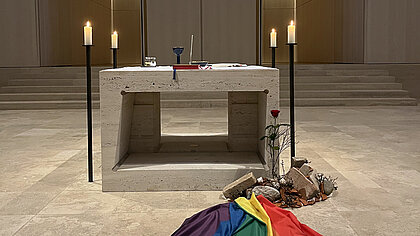Gedeckter Altar in der Kirche St. Fidelis