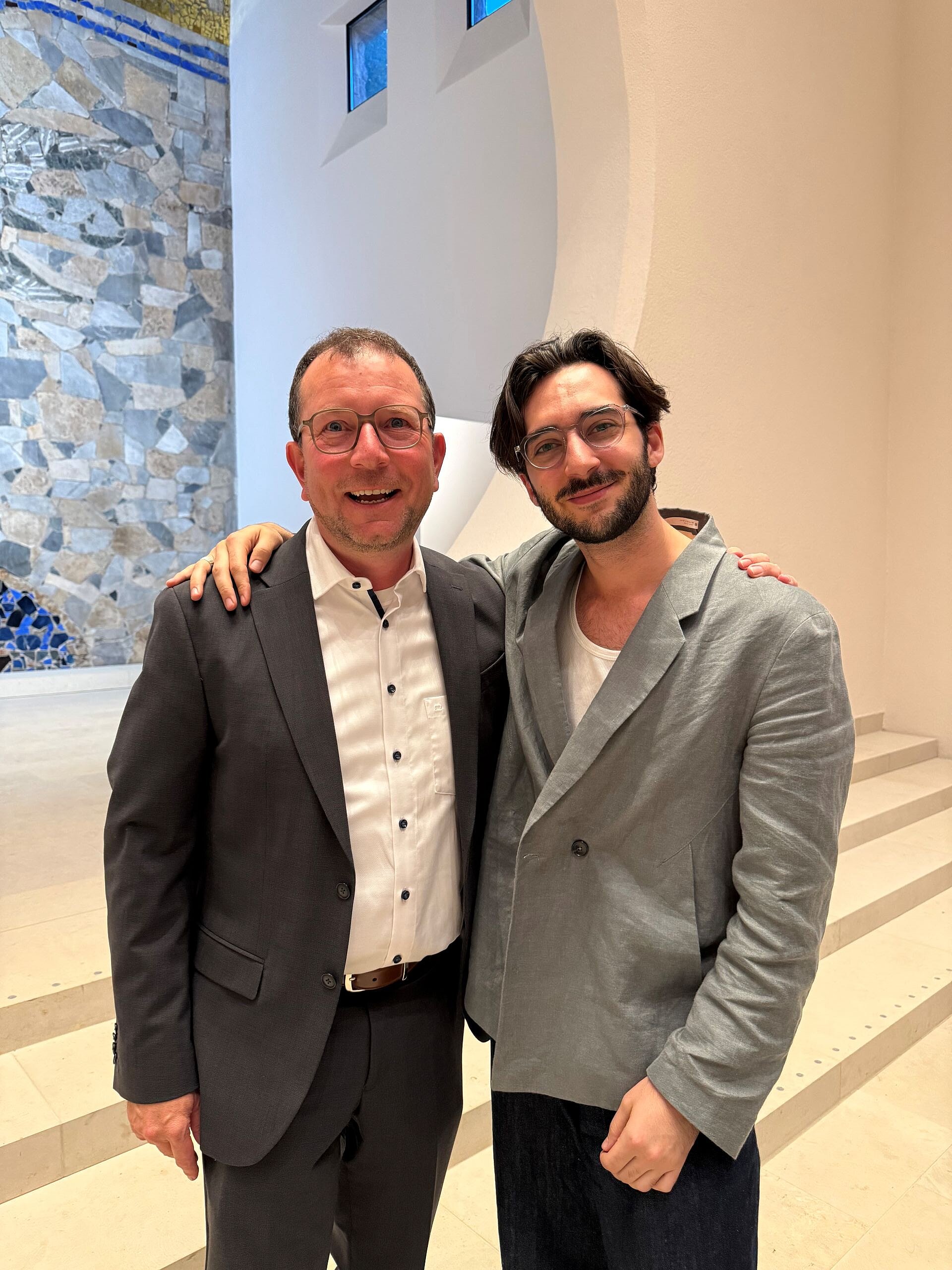Pfarrer Dominik Weiß gemeinsam mit dem Choreographen Alessandre Giaquinto in der renovierten Kirche Mariä Himmelfahrt in Stuttgart-Degerloch