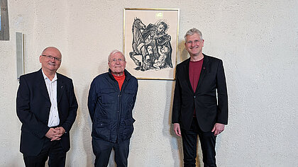 Pfarrer Andreas Jauss, Klaus Lang und Pfarrer Andreas Krause in der Kirche St. Martin vor dem Kunstwerk "St. Martin" von Otto Dix
